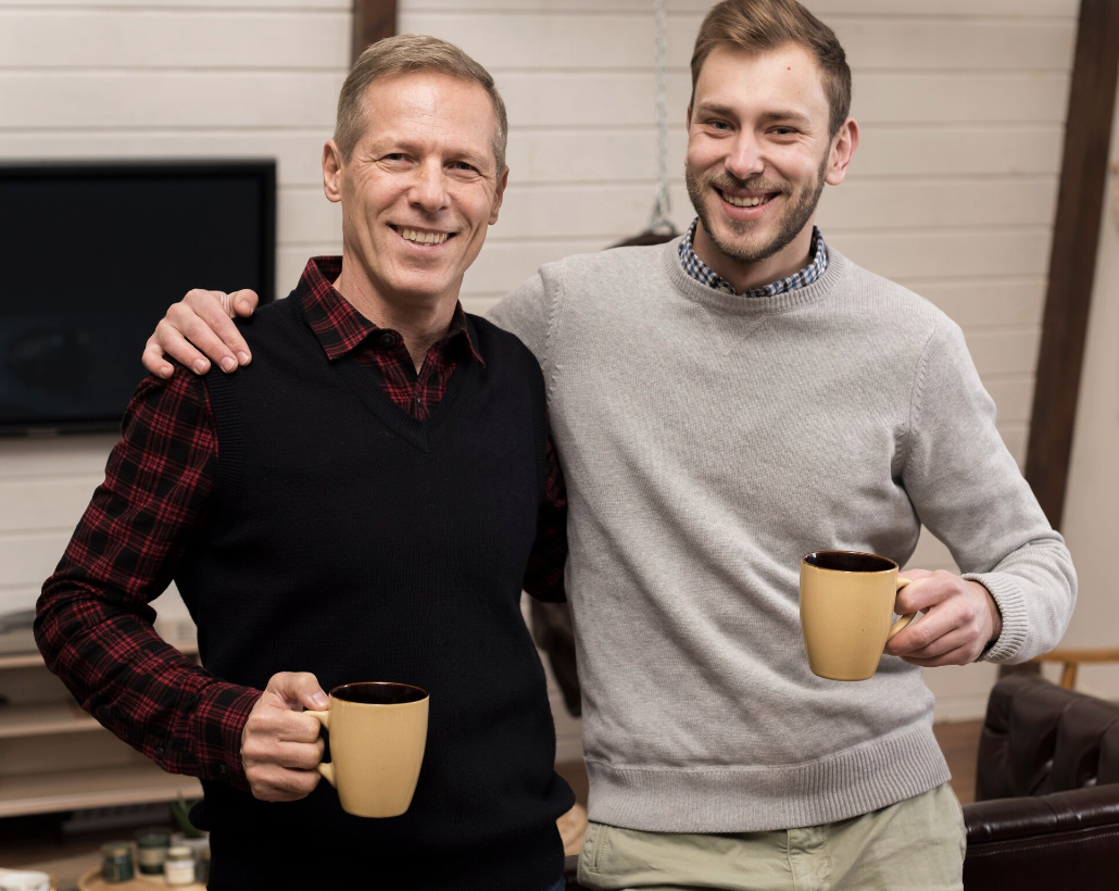To mænd drikker kaffe