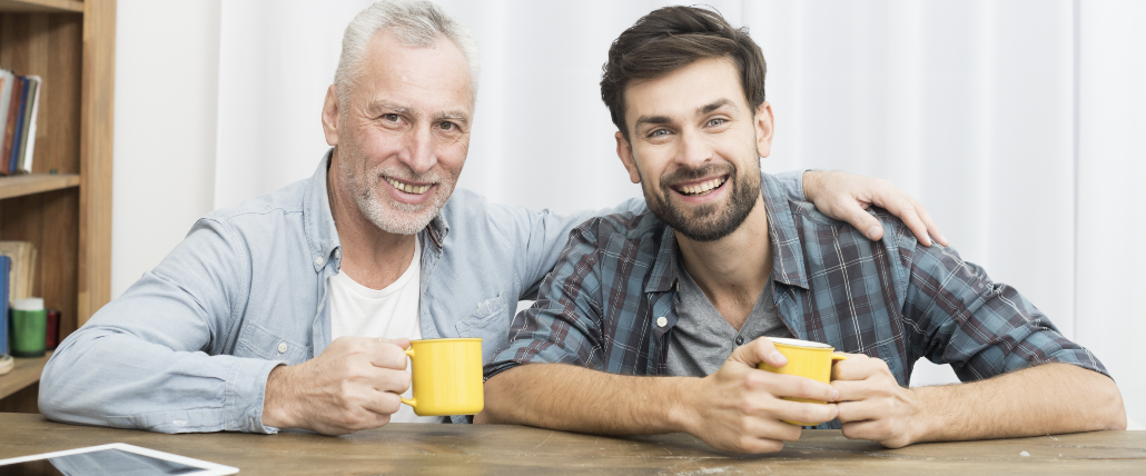 To mænd drikker kaffe